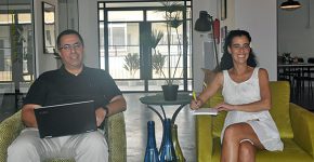 עבודה באווירה אחרת. מימין: צאלה בן חורין, מנהלת מכירות, ויוסי אסא, שותף מנהל בקבוצת IdeoDigital. צילום: יח"צ