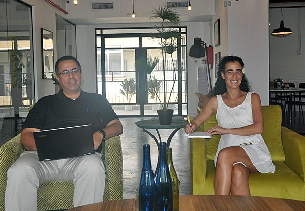 עבודה באווירה אחרת. מימין: צאלה בן חורין, מנהלת מכירות, ויוסי אסא, שותף מנהל בקבוצת IdeoDigital. צילום: יח"צ