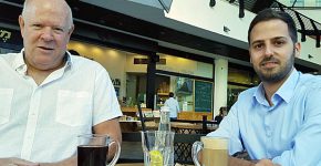קפה עם גד מרגי (מימין) ועפר כהן, מנמ"ר מבטח סימון מקבוצת מגדל. צילום: יח"צ