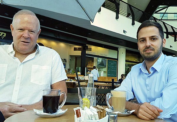 קפה עם גד מרגי (מימין) ועפר כהן, מנמ"ר מבטח סימון מקבוצת מגדל. צילום: יח"צ