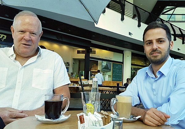 קפה עם גד מרגי (מימין) ועפר כהן, מנמ"ר מבטח סימון מקבוצת מגדל. צילום: יח"צ