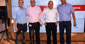 מימין: ניר אלפנדרי, סמנכ"ל שירות במיקרוסופט; יעקב אורבך, משנה למנכ"ל בנק הפועלים והממונה על החטיבה העסקית; ואבי כוכבא, משנה למנכ"ל בנק הפועלים והממונה על חטיבת החדשנות; וד"ר יואב אינטרטור, ה-CTO של בנק הפועלים. צילום: קמפוס פועלים