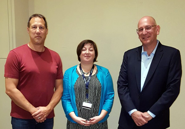 אורי תדמור, מנהל התפעול של KLA-Tencor; ויקי פלטניק, מנהלת משאבי האנוש של מרכז הפיתוח של החברה במגדל העמק; וג'ון ואן קאמפ, סמנכ"ל משאבי האנוש העולמי. צילום: יח"צ