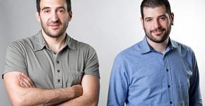 משמאל: שאול אולמרט ותום פחיס, המייסדים השותפים של Playbuzz. צילום: ויקטור לוי