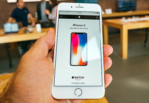 iPhone ראשון עם חיבור USB-C. האם הוא סנונית המבשרת את השינוי? צילום אילוסטרציה: BigStock