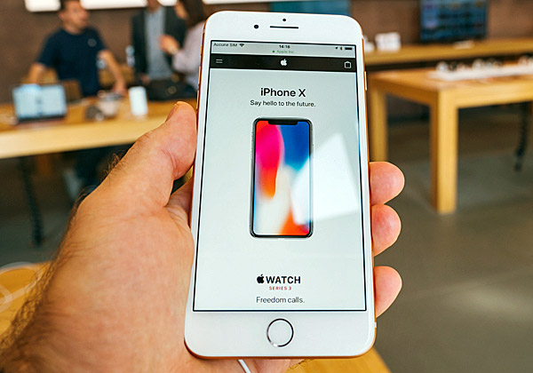 iPhone ראשון עם חיבור USB-C. האם הוא סנונית המבשרת את השינוי? צילום אילוסטרציה: BigStock