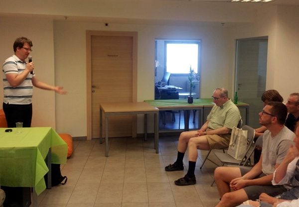 אוסקין מרצה על הכלי המימוני החדש בפני המשתתפים במפגש בחיפה. צילום: יח"צ