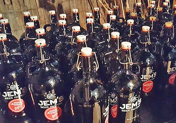 בקבוקי הבירה המיוחדים שקיבלו הלקוחות. צילום: מקס קרבצ'נקו