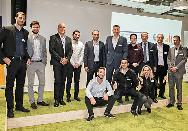 עומדים: משמאל - דן ווליס, מנהל מכירות ב-ThetaRay; דמיטרי נגינסקי, אנליסט מחקר ב-I Know First; אסף פילו, סמנכ"ל המכירות של SecuredTouch; יוסי דהן, מייסד משותף ומנכ"ל Comfigo; ירון מורדי, מנכ"ל PayBox; עדו פיקל, מנהל לקוחות בכירים ב-Cappitech; טל עקרוני, מנכ"ל Fly Money; דורון אברהמי, הנספח הכלכלי בשגרירות ישראל בברלין; אבי קשטן, מייסד משותף ומנכ"ל Sixgill; ויואב שריבר, מייסד משותף וסמנכ"ל התפעול והפיתוח העסקי של Glassbox. יושבים: משמאל - עומר פז, סמנכ"ל התפעול של PayKey; רם שהם, מייסד שותף באקסלרטור פרנקפורט; ומריה פנאנן, מייסדת ושותפה באקסלרטור פרנקפורט. צילום: איזבל שאפר