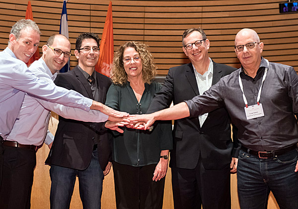 מימין: יובל דיסקין, יו"ר סיימוטיב; רוני זהבי, מנכ"ל סייברספארק; פרופ' רבקה כרמי, נשיאת אוניברסיטת בן גוריון; נטע כהן, מנכ"ל BGN Technologies; סער דיקמן, סגן נשיא לפתרונות הגנת סייבר לרכבים ב-Harman; ופרופ' יובל אלוביץ', מנהל מעבדות דויטשה טלקום באוניברסיטת בן גוריון. צילום: דני מכליס, אוניברסיטת בן גוריון