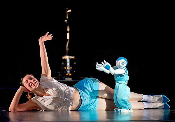 שילוב בין רובוטיקה למחול. מתוך המופע. צילום: לורן פיליפ