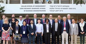 פרופ' משה צבירן, דיקאן הפקולטה לניהול על שם קולר באוניברסיטת תל אביב, עם חברי הסגל הבכיר שהשתתפו בכנס, ביניהם: פרופ' מישל דה וולף, דיקאן בית הספר לוון בבלגיה; גונאר כריסטנסן, סגן רקטור בבית הספר NHH בנורבגיה; מרשה אניסט, משנה לדיקאן בית הספר שוליך באוניברסיטת יורק בקנדה; ואקסיאג'אן צ'יאן , משנה לדיקאן בית הספר למנהל עסקים באוניבירסיטת צינג'ואה בסין. צילום: יעל צור