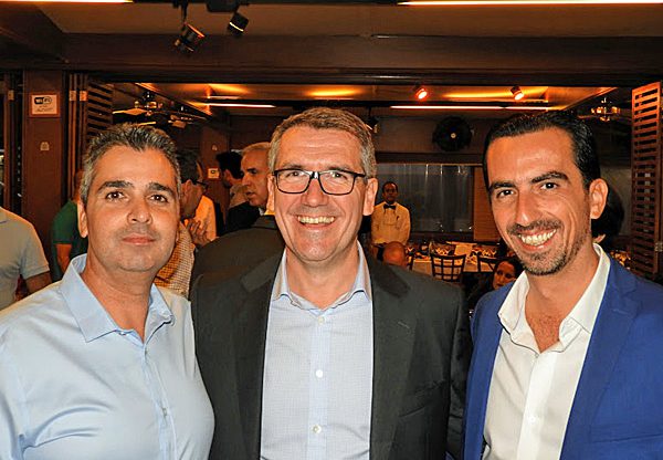 משמאל: ליאור פוני, מנכ"ל משותף של Dell EMC ישראל; אונגוס הגרטי, נשיא Dell-EMC לאזור EMEA ל-Commercial Business; ואלי שקד, מנכ"ל VMware ישראל. צילום: פלי הנמר