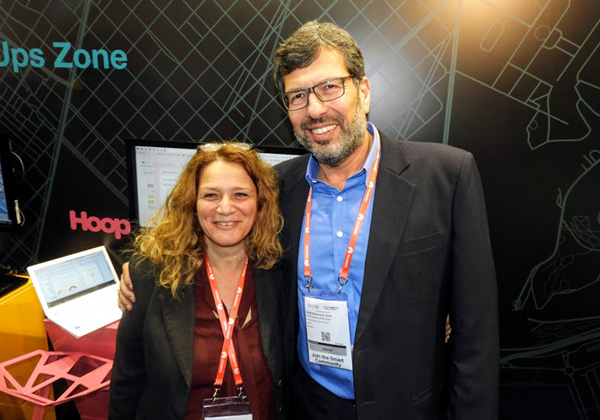 מימין: גלעד רבינוביץ', יועץ בכיר למרכז השלטון המקומי, בביתן ישראל דיגיטלית עם לימור נבון, מייסדת ושותפה ב-Hoop. צילום: פלי הנמר