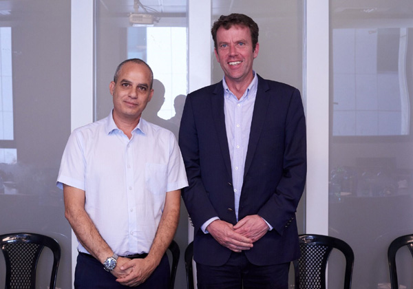 מימין: השר האוסטרלי לתחום הסייבר, דן טאהן, וניר גבאי, מייסד ומנכ"ל אלסייט. צילום: עידן גבאי