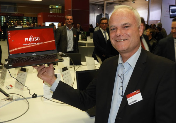 רענן ביבר מנכ"ל פוג'יטסו ישראל, מניף את מחשב פוג'יסטו הקל בעולם - 900 גרם בלבד. צילום: פלי הנמר
