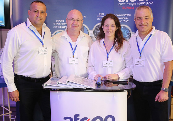 מימין לשמאל: ישראל לבבי , מנהל מכירות מערכות סקאדה; מאיה נשר, מנהלת Backoffice; צור סגל, מנהל תחום הבקרה; שלומי קלמרו, מנהל סניף דרום. צילום: ניב קנטור