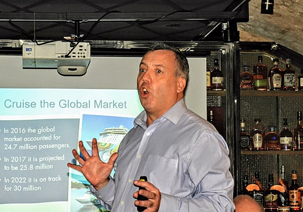 ניק ווילקינסון, סגן נשיא NCL, מציג את היקפי שוק הקרוזים הגלובלי. צילום: פלי הנמר