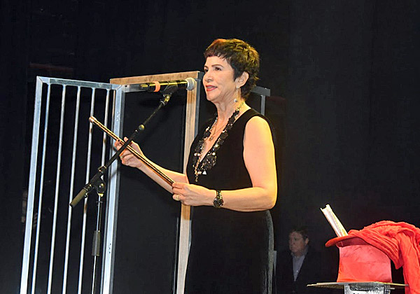 הקוסמת דליה אסיא-פלד בטקס שבו היא קיבלה את פרס אמ"י על מפעל חיים. צילום: פלי הנמר