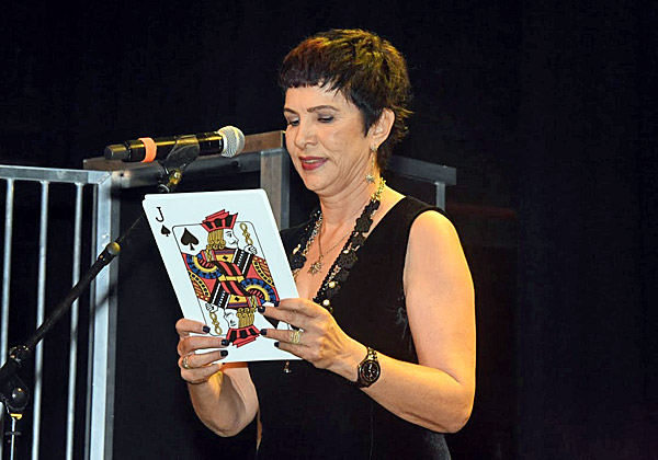 הקוסמת דליה אסיא-פלד והקלף על בימת הטקס. צילום: פלי הנמר