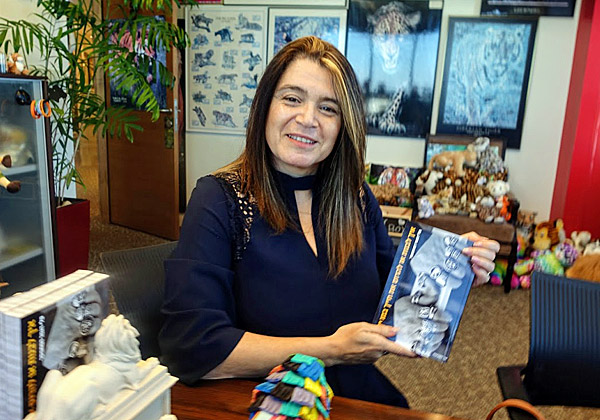 באה לבקר במאורת הנמר (ואוחזת בספר הנמר): יפה פרבר, מנכ"לית טרהלינק ויו"רית עמותת אח בוגר אחות בוגרת. צילום: פלי הנמר