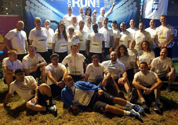 חברים בקבוצה בסיום מרוץ הלילה של תל אביב. צילום: יח"צ