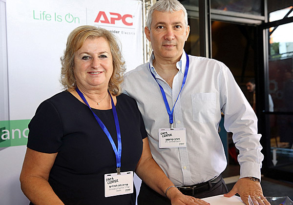 משמאל: מריה דה לורדס-קרוואלהו, סגנית נשיא לאזור אירופה ב-APC מבית שניידר אלקטריק, ודורון קרופמן, מנהל פעילות APC בארץ. צילום: ניב קנטור