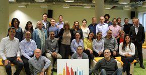 בתמונה: ד"ר כלנית אפרת, מרצה בכירה בבית הספר למנהל עסקים במרכז האקדמי רופין (בקצה השמאלי); רם שהם, מייסד שותף של אקסלרטור פרנקפורט (במרכז מאחור); כריסטיאן קוסליס מהאיגוד הכלכלי גרמניה-ישראל (עומד מימין); מייקה דיאהל, בעלת משרד יחסי הציבור Diehl Kommunikation, שסייע בארגון האירוע (יושבת במרכז); וסטודנטים שהשתתפו באירוע. צילום: יח"צ