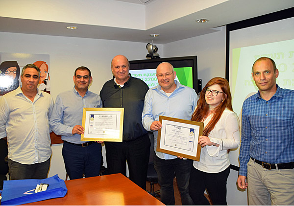 מימין: אלעד עמיחי, סמנכ"ל בכיר למנהל ומשאבי אנוש במשרד להגנת הסביבה; וויני מוסטובוי, מנהלת פרויקטי אבטחת מידע ב-2BSecure; רן אדלר, סמנכ"ל ייעוץ ב-2BSecure; מתי מגירא, מנהל תחום אבטחת מידע וסייבר במשרד להגנת הסביבה; אלון מנצור, מנכ"ל 2BSecure; ורז לרנר, מנהל פרויקטי אבטחת מידע בחברה. צילום: 2BSecure