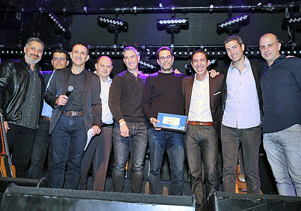 ג'וניפר-אואזיס. מימין: גולן רגב, מכירות בג'וניפר; יונתן שרמן, פריסייל בג'וניפר; דוד מלול מ-Arrow ECS; תומר שרון, מנכ"ל אואזיס טכנולוגיות; עידו ברנה, מכירות בג'וניפר; אלכס דוחובני, מנהל מוצר ומנהל תחום הנטוורקינג ב-Arrow ECS; אילן יהושע, מנכ"ל Arrow ECS ישראל; איציק מלכה, מנהל פעילות ג'וניפר בישראל; ומוטי זמיר, מנהל שיווק ומכירות באואזיס טכנולוגיות. צילום: ניב קנטור