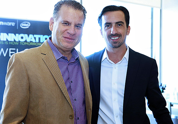 בתמונה: אלי שקד, מנהל פעילות VMware ישראל, ושמוליק ענתבי, דירקטור בכיר ומנהל אזור אגן הים התיכון ב-VMware. צילום: ניב קנטור