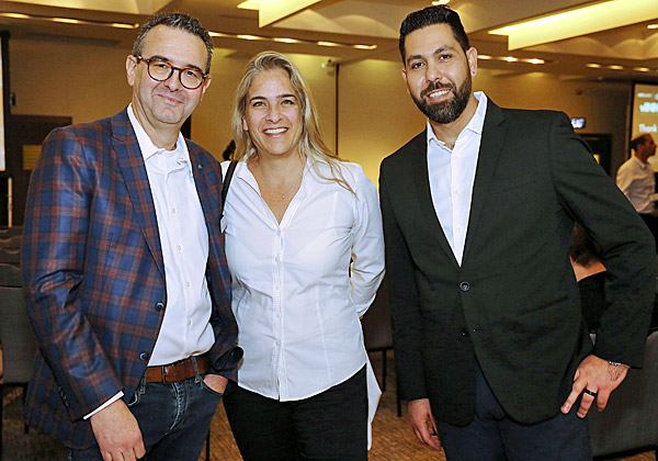 בתמונה: אבי יושעי, מנהל מערכות ראשי לאזור המזרח התיכון ב-VMware; שמעונה נווה, מנמ"רית לובינסקי; ואילן ינובסקי, אסטרטג פתרונות עסקיים ראשי ב-VMware ישראל. צילום: ניב קנטור