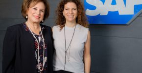 מימין: אורנה קליינמן, מנכ"לית מרכז הפיחתוח של סאפ בישראל, ונאוה ברק, נשיאת עמותת עלם. צילום: אורי ניצן