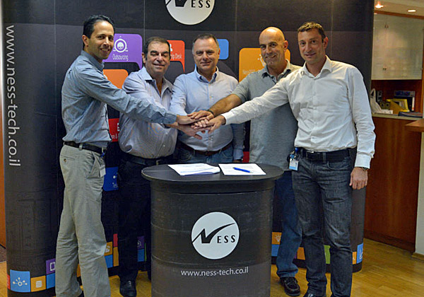 טקס החתימה על ההסכם בין NessPRO Cyber ל-Cyber Observer. מימין: דוד ביסמוט, מנהל תחום שו"ב וסייבר ב-NessPRO; איציק ויינשטיין, מנכ"ל Cyber Observer; שמעון בקר, מייסד Cyber Observer ומנהל המוצר בה; דדי דבורסקי, מנהל NessPRO; ושי עוזרי, מנהל פתרונות סייבר ב-NessPRO. צילום: יח"צ