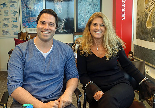 באו לבקר במאורת הנמר: מימין - שירה פאיאנס בירנבאום, ה-COO וה-CMO של מיקרוסופט ישראל, ואדיר רון, מנהל תחום הקוד הפתוח בחברה בארץ. צילום: פלי הנמר