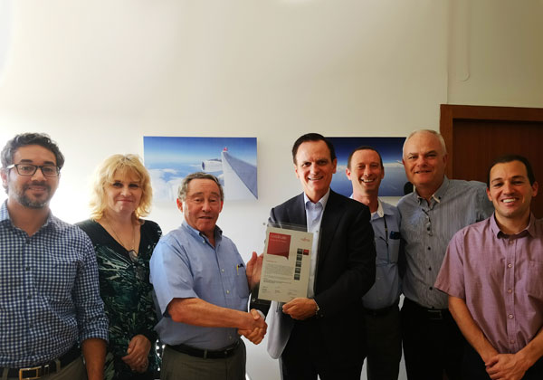 משמאל לימין: דורון מסילקר, מנהל קו מוצר פוג'יטסו באיסטרוניקס; דיאנה רמפל, מנהלת איסטרוניקס מחשבים ותקשורת; אריה איתן, בעלים שותף איסטרוניקס; חואן פרוקר סגן-נשיא והמנהל האזורי בפוג'יטסו; ארז ויינר מנהל ערוצים בפוג'יטסו ישראל; רענן ביבר מנכ"ל פוג'יטסו ישראל; דורון איתן, מנהל חטיבת מערכות משובצות באיסטרוניקס. צילום: יח"צ