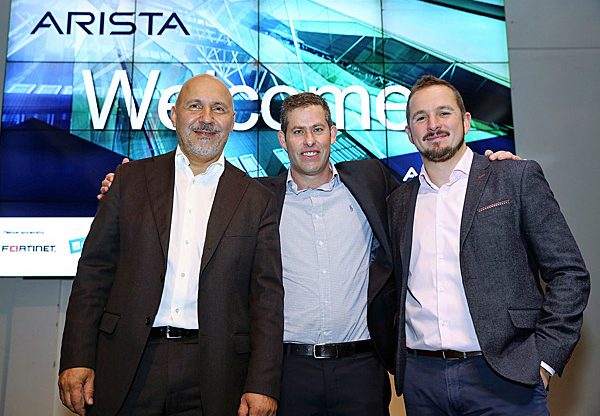 מימין: ג׳ון פיץ׳, מנהל הנדסה באירופה באריסטה; גיא אלכסנדר, מנהל פעילות אריסטה ישראל; וגונתר בראנד, סגן נשיא בחברה לאזור EMEA. צילום: ניב קנטור