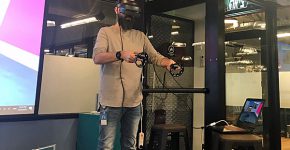 רון קלדס, מנהל מתחם StartHub, מדגים מציאות רבודה עם משקפי הולולנס. צילום: פלי הנמר