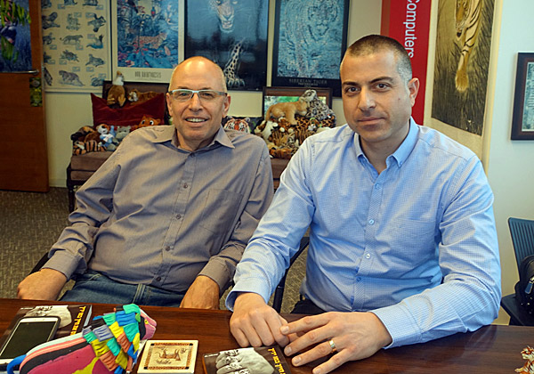 באו לבקר במאורת הנמר: מימין - גלעד חבר, סמנכ"ל המכירות של אריקום באזור EMEA, ובני סלע, מנהל המכירות שלה בישראל ובאפריקה. צילום: פלי הנמר