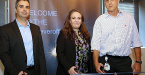 שלומי קוארטלר (מימין) וליאור פוני (משמאל), מנכ''לים משותפים של Dell-EMC ישראל, ואניה מונארד, סגנית נשיא בכירה ומנכ"לית החברה ב-EMEA, חונכים את המשרדים החדשים של החברה בהרצליה פיתוח. צילום: ניב קנטור