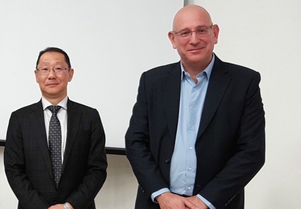 מימין – ונשיא KLA-Tencor ישראל, אורי תדמור ומנכ"ל פעילות טושיבה ביוקאיצ'י שביפן, ויצ'ירו שיבאיאמה. צילום: אלה קוגן.