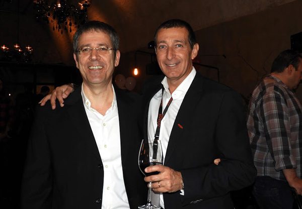 מימין: רפי שקולניק, מנהל הפעילות העסקית של אוויה ישראל; ושמעון אמויאל, מנכ"ל אבנט תקשורת, מפיצת אוויה בישראל. צילום: פלי הנמר