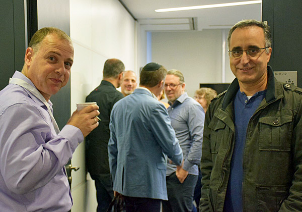 מימין: אפרים יהודה, מהנדס מערכות בקרה בפלאפון, ויגאל שחק, מנהל פעילות BMC במטריקס. צילום: הדר צדקה חזן