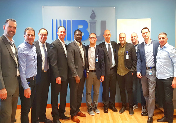 מימין לשמאל: צחי אביבי, מנהל פעילות מיקור-החוץ מטעם נס בעיריית ירושלים; ריק דינין, סגן נשיא מחוז ניו-יורק בברינקס; היועץ אסף תדהר; משה כהן, המנהל הטכנולוגי של המשרד לביטחון פנים; אילן יום טוב, רמ"ח הגנת סייבר במשרד לביטחון פנים; שלומי בילגי, מנהל אגף ביטחון, מידע וסייבר במשרד לביטחון פנים; מוסטפה קבה, מנהל אבטחת המידע והסייבר הגלובלי של ברינקס; ארז תדהר, רמ"ח הנחיה ברשות הלאומית להגנת הסייבר; צביקה פליישמן, מנהל תחום ממשלה וביטחון בחטיבת CA-ישראל ב-NessPRO; איתי זימן, סמנכ"ל הטכנולוגיות של ברינקס ישראל; אלי שבתאי, מנהל התפעול של ברינקס בארצות הברית