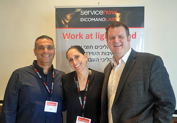 מימין: כריס פופ, סמנכ"ל החדשנות של ServiceNow; לימור אפיק, מנהלת אזורית ב-ServiceNow; וגילי סהר, מנכ"ל דיקומנו לאבס. צילום: יח"צ