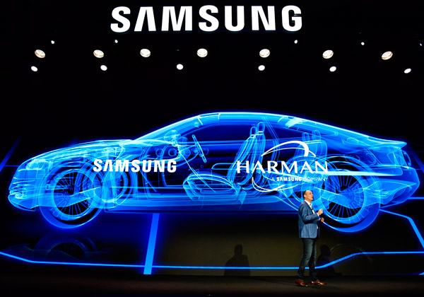 טים בקסטר, מנכ"ל סמסונג אלקטרוניקס צפון אמריקה, מציג את פלטפורמת DRVline של החברה. צילום: יח"צ