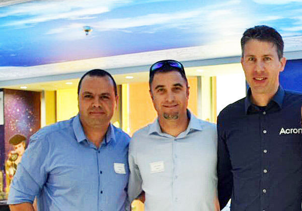 משמאל: מוטי הדס, סגן מנהל חטיבת מוצרי התוכנה של מטריקס; מנהל פעילות אקרוניס בחטיבת מוצרי התוכנה של מטריקס; ויאן יאפ יאגר, סגן נשיא בכיר באקרוניס. צילום: הדר צדקה חזן