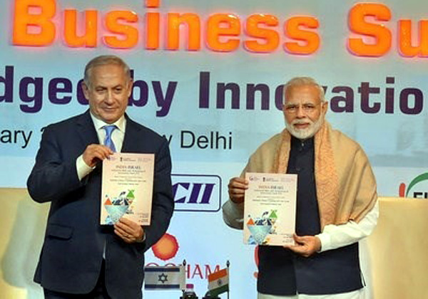 מימין: ראש ממשלת הודו, נדנדרה מודי, וראש הממשלה, בנימין נתניהו, אוחזים בברושור של הקרן. צילום: ד"ר ארבינדה מיטרה, DST, הודו