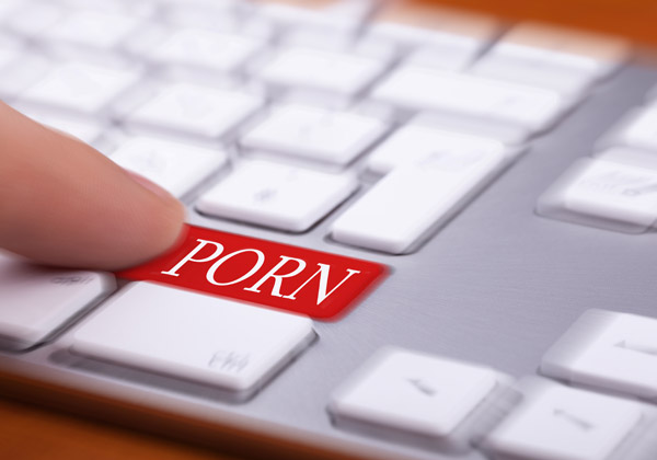 בפעם הבאה, כדאי לחשוב הרבה יותר מפעמיים לפני שמשאירים פרטים ביישומים פורנוגרפיים. צילום אילוסטרציה: דרגוס קונדריאה, BigStock