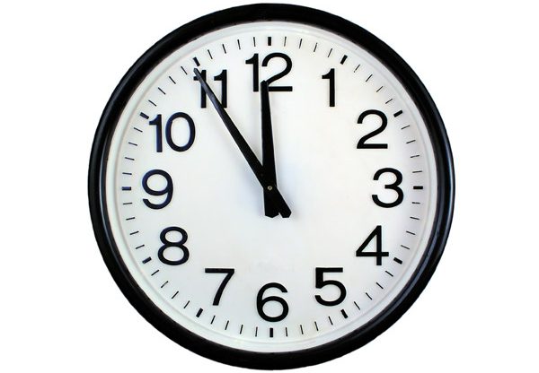 שעון מראה את השעה 11:55